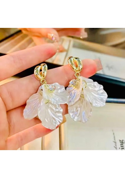 Altın Renk Zirkon Taşlı Beyaz Renk Tasarım Yaprak Küpe fiyatları