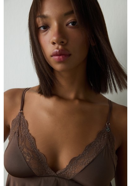 Kahverengi Dantelli V Yaka Üçgen Kapsız Atlet