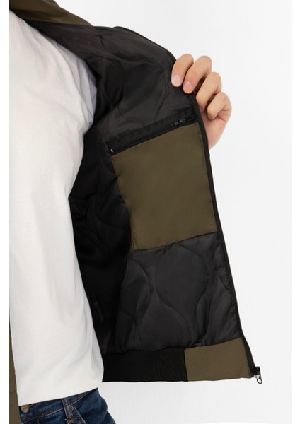 Spor Erkek Astarlı Dik Yaka Mevsimlik Cepli Su ve Rüzgar Geçirmez Mont