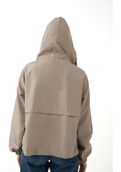 Spor Kadın Su Geçirmez ve Rüzgara Kapüşonlu Cepli Çıt Çıtlı Mevsimlik Yağmurluk