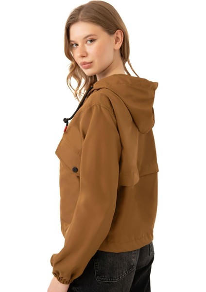 Spor Kadın Su Geçirmez ve Rüzgara Dayanıklı Kapüşonlu Cepli Çıt Çıtlı Mevsimlik Yağmurluk