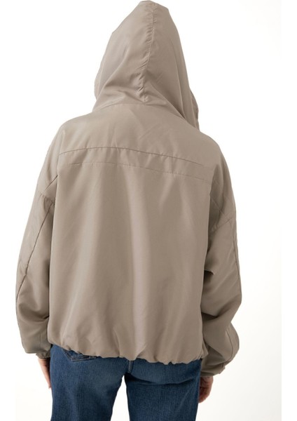 Spor Kadın Kapüşonlu Su ve Rüzgar Geçirmez Cepli Içi Astarlı Oversize Mevsimlik Yağmurluk