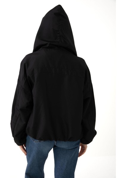 Spor Kadın Kapüşonlu Su ve Rüzgar Geçirmez Cepli Içi Astarlı Oversize Mevsimlik Yağmurluk