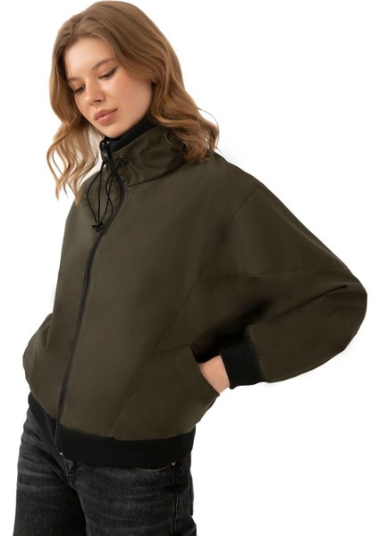 Spor Kadın Dik Yaka Su ve Rüzgar Geçirmez Oversize Crop Mevsimlik Yağmurluk Rüzgarlık