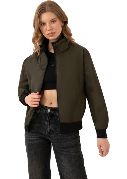 Spor Kadın Dik Yaka Su ve Rüzgar Geçirmez Oversize Crop Mevsimlik Yağmurluk Rüzgarlık