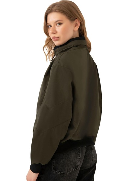 Spor Kadın Dik Yaka Su ve Rüzgar Geçirmez Oversize Crop Mevsimlik Yağmurluk Rüzgarlık