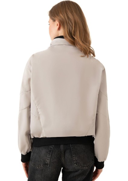 Spor Kadın Dik Yaka Su ve Rüzgar Geçirmez Oversize Crop Mevsimlik Yağmurluk Rüzgarlık