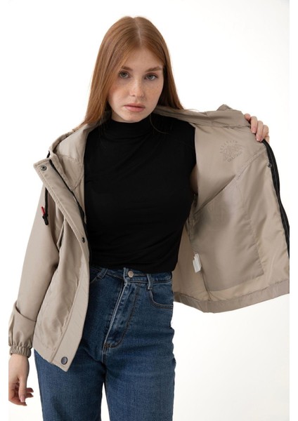 Spor Kadın Su Geçirmez ve Rüzgara Kapüşonlu Cepli Çıt Çıtlı Mevsimlik Yağmurluk indirimleri