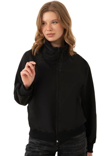 Spor Kadın Dik Yaka Su ve Rüzgar Geçirmez Oversize Crop Mevsimlik Yağmurluk Rüzgarlık