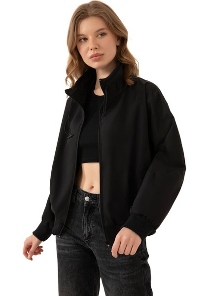 Spor Kadın Dik Yaka Su ve Rüzgar Geçirmez Oversize Crop Mevsimlik Yağmurluk Rüzgarlık