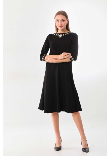 Kadın Kolları ve Yakası Işlemeli Midi Boy Elbise 23450 Siyah