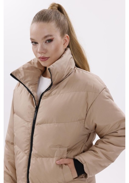 Kadın Dolgulu Puffer Mont - Yüksek Yaka, Suya Dayanıklı modelleri