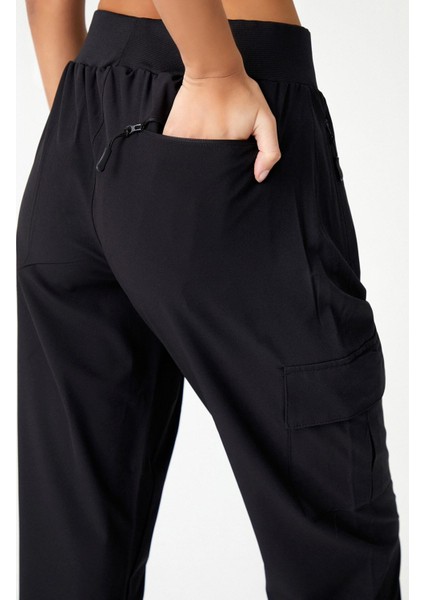 Kadın Siyah Kargo Cepli Beli ve Paçası Lastikli Jogger Pantolon Cargo fırsatları