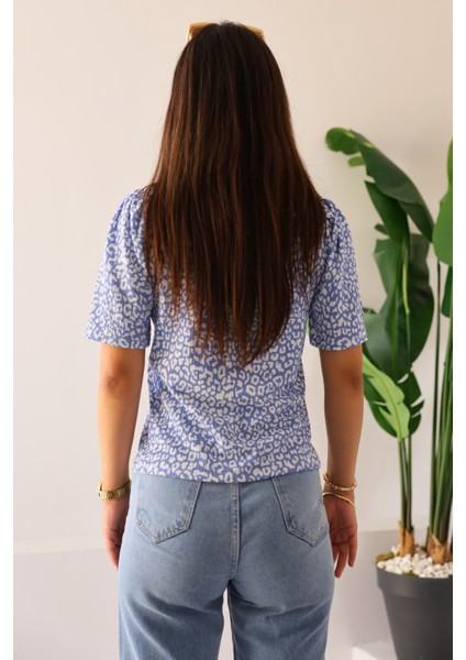 Kadın Mavi Leopar Desenli Kısa Kollu Kadın Bluz – Rahat Kesim ve Günlük Şıklık – Kadın Bluz
