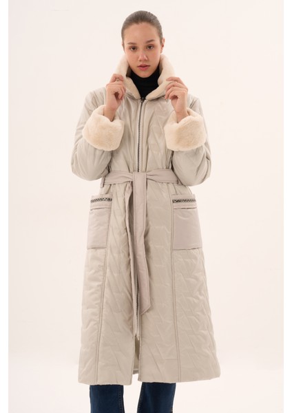 Veger Yakası ve Cebi Kürklü Beli Kuşaklı Kapitone Kaban