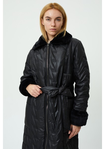 Veger Yakası ve Cebi Kürklü Beli Kuşaklı Kapitone Kaban