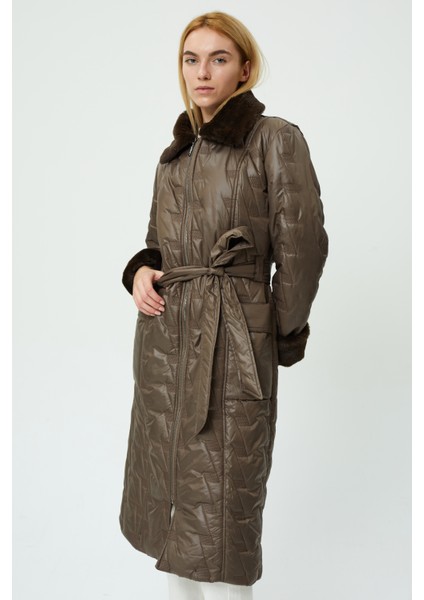 Veger Yakası ve Cebi Kürklü Beli Kuşaklı Kapitone Kaban