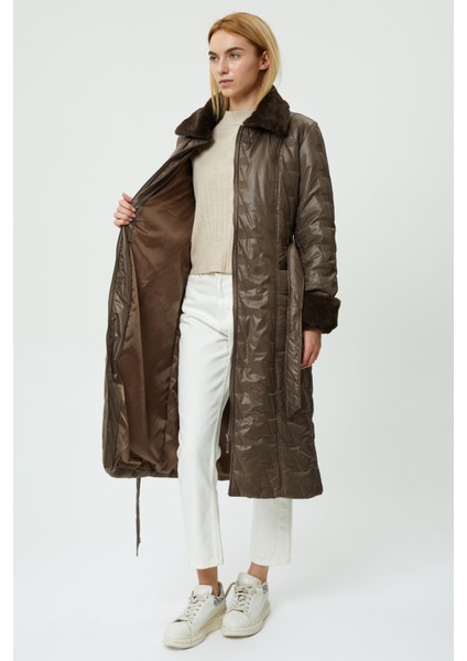 Veger Yakası ve Cebi Kürklü Beli Kuşaklı Kapitone Kaban