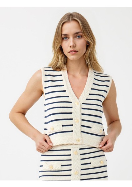 Ekru V Yaka Çizgi Desenli Düğmeli Triko Süveter