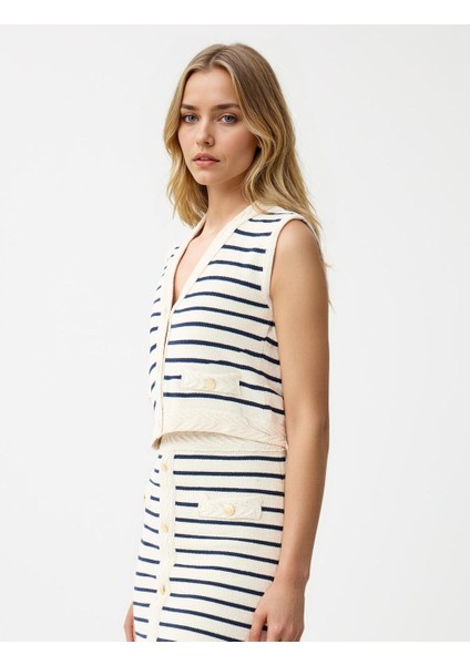 Ekru V Yaka Çizgi Desenli Düğmeli Triko Süveter modelleri