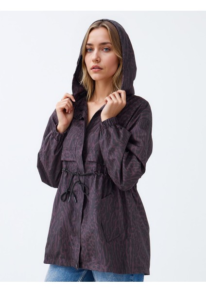 Kahverengi Beli Bağcıklı Kapüşonlu Leopar Desenli Yağmurluk modelleri