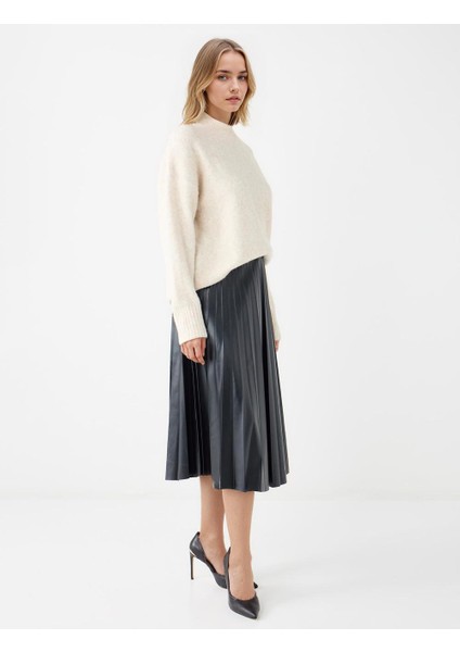 Siyah Deri Görünümlü Piliseli Normal Bel Midi Etek modelleri