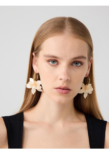 Bej Yaprak Detaylı Çiçek Desenli Küpe