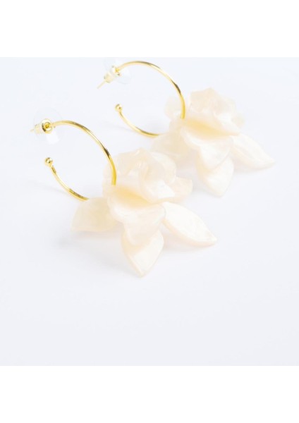 Bej Yaprak Detaylı Çiçek Desenli Küpe fırsatları