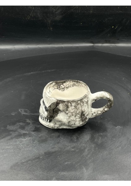 El Yapımı Kuru Kafa Seramik Espresso Bardağı – 150 ml | Siyah & Kırmızı | Dekoratif & Kullanışlı