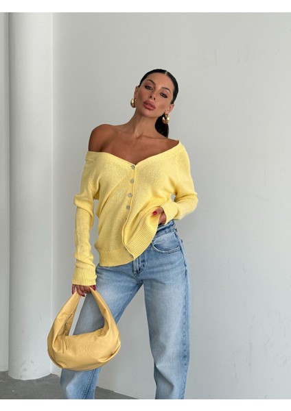 Kadın Yeni Sezon Sırt ve Ön Düğme Sarı Triko Hırka – Omuz Açık Kullanım Detaylı