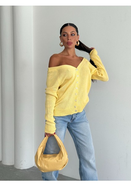 Kadın Yeni Sezon Sırt ve Ön Düğme Sarı Triko Hırka – Omuz Açık Kullanım Detaylı modelleri