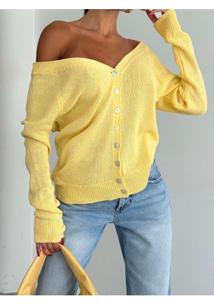 Kadın Yeni Sezon Sırt ve Ön Düğme Sarı Triko Hırka – Omuz Açık Kullanım Detaylı fırsatları
