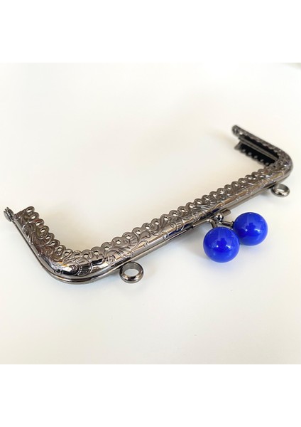 Çanta ve Cüzdan Klipsi Işlemeli Gri Renk Köşeli Model 15 cm Mavi Başlıklı ( Askılıklı )