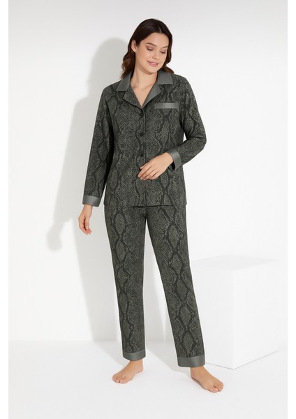 Yılan Desenli Saten Pijama Takımı – Uzun Kollu Düğmeli Şık ve Rahat Model