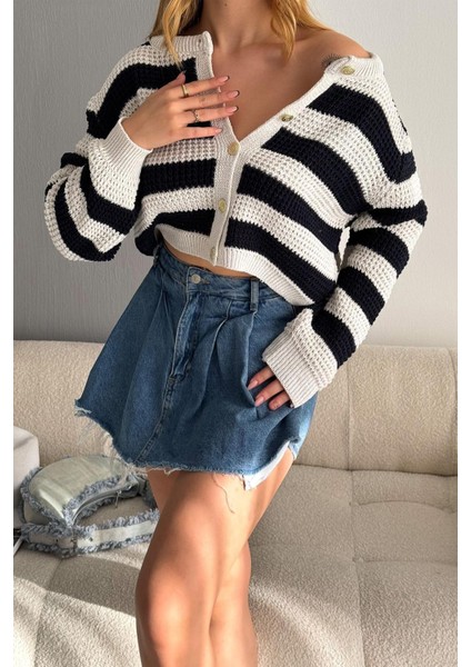 Kadın Altın Düğmeli Çizgili Triko Hırka – Yumuşak Dokulu & Oversize Kesim