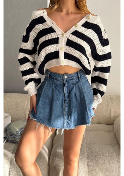 Kadın Altın Düğmeli Çizgili Triko Hırka – Yumuşak Dokulu & Oversize Kesim fiyatları