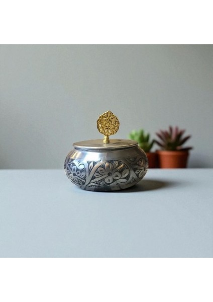 - El Işlemeli Oyma Bakır Şekerlik – Kapaklı Yaprak Desenli Nikel Kaplama Şekerdanlık | El Dövmesi Otantik Sunum Kabı, Lokumluk & Hediyelik