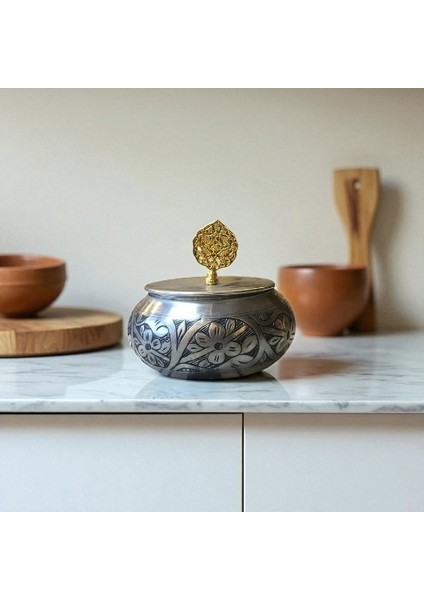 - El Işlemeli Oyma Bakır Şekerlik – Kapaklı Yaprak Desenli Nikel Kaplama Şekerdanlık | El Dövmesi Otantik Sunum Kabı, Lokumluk & Hediyelik fiyatları