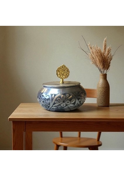 - El Işlemeli Oyma Bakır Şekerlik – Kapaklı Yaprak Desenli Nikel Kaplama Şekerdanlık | El Dövmesi Otantik Sunum Kabı, Lokumluk & Hediyelik modelleri