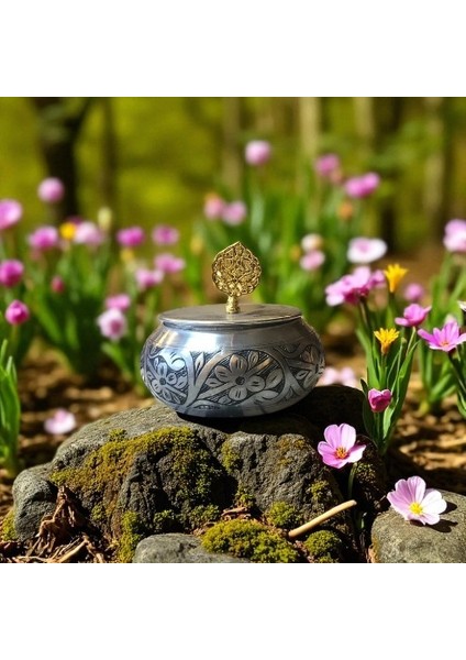 - El Işlemeli Oyma Bakır Şekerlik – Kapaklı Yaprak Desenli Nikel Kaplama Şekerdanlık | El Dövmesi Otantik Sunum Kabı, Lokumluk & Hediyelik fırsatları