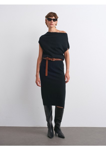 90256 Asimetrik Yaka Yünlü Kemerli Triko Elbise-Siyah