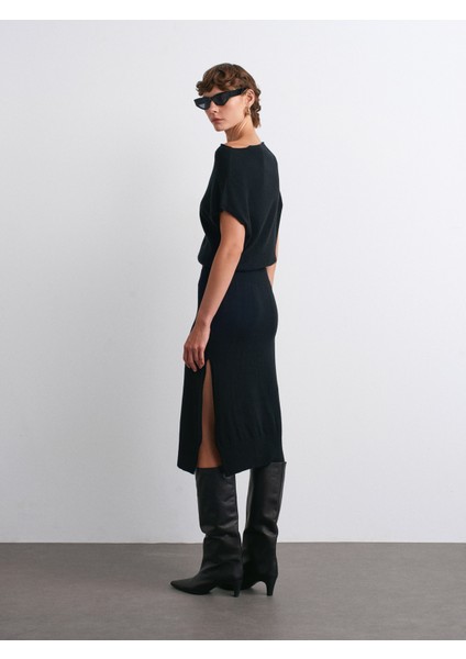 90256 Asimetrik Yaka Yünlü Kemerli Triko Elbise-Siyah fiyatları