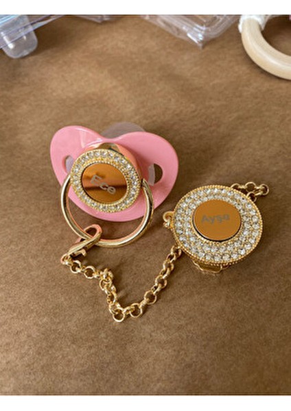 Altın Kaplama Isimli Zirkon Taşlı Silikon Emzik Seti (0-6 Ay) – Damaklı & Kişiye Özel Pembe