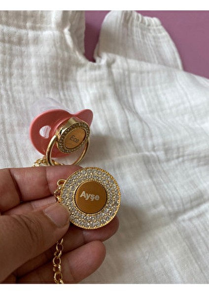 Altın Kaplama Isimli Zirkon Taşlı Silikon Emzik Seti (0-6 Ay) – Damaklı & Kişiye Özel Pembe fiyatları