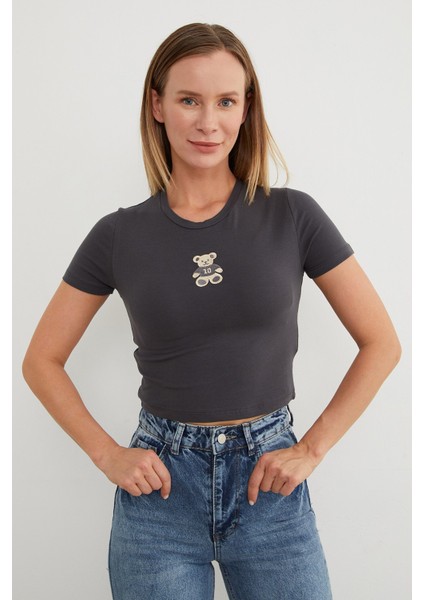 Ayıcık Nakışlı Crop Tişört