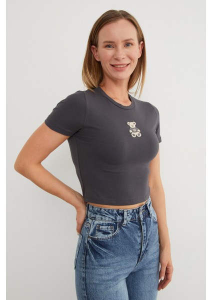 Ayıcık Nakışlı Crop Tişört indirimleri