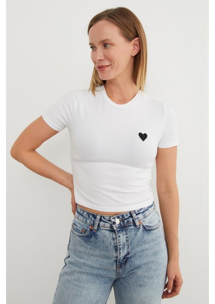 Kalp Nakışlı Bisiklet Yaka Crop Tişört