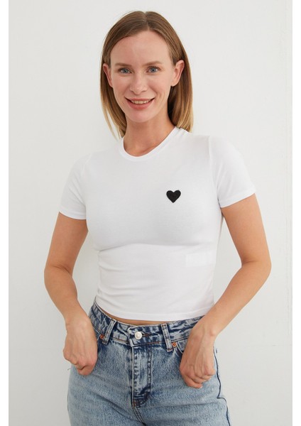 Kalp Nakışlı Bisiklet Yaka Crop Tişört fiyatları