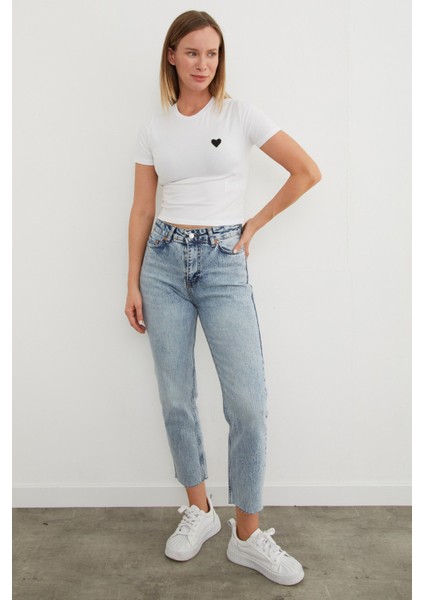 Kalp Nakışlı Bisiklet Yaka Crop Tişört modelleri