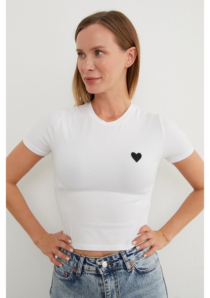 Kalp Nakışlı Bisiklet Yaka Crop Tişört fırsatları